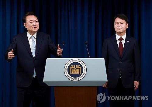 윤석열 대통령이 7일 서울 용산 대통령실 청사에서 신임 민정수석에 임명한 김주현 전 법무차관을 소개한 뒤 취재진의 질문에 답하고 있다. [연합뉴스]